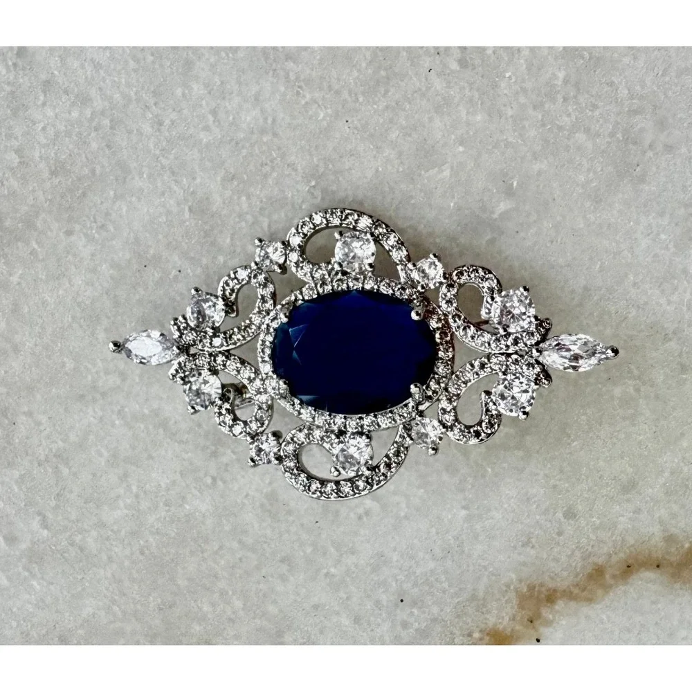 Vintage Style Sapphire Blue Crystal Brooch Silver Tone Statement Pin Elegant